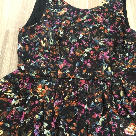 Floral / Abstract Dress - Picture 2 of 4
